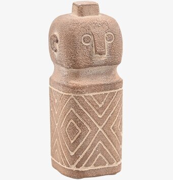 Foto av fascinerande totemstaty med jordnära toner