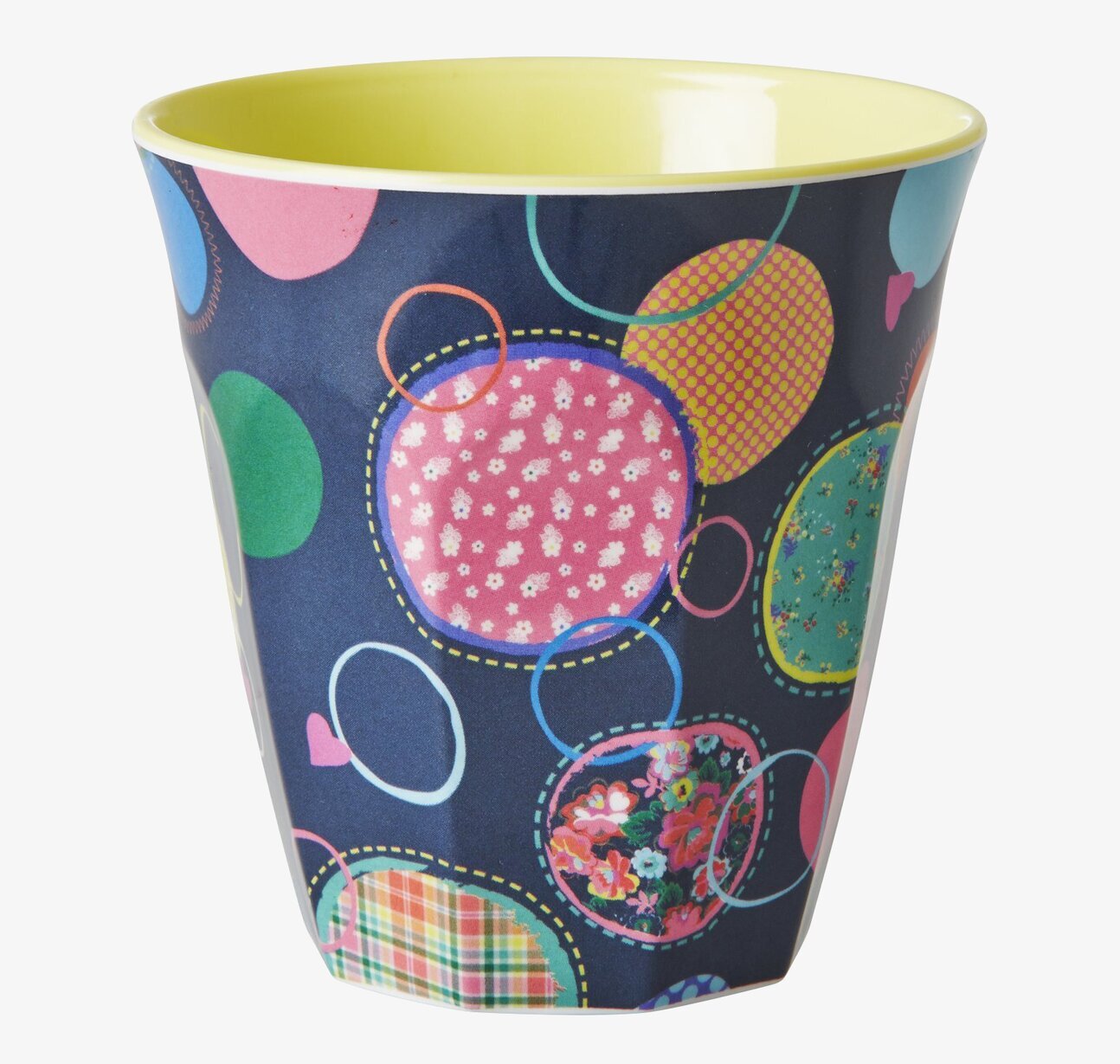 Bild av färgglad mugg med bubblor och gul insida