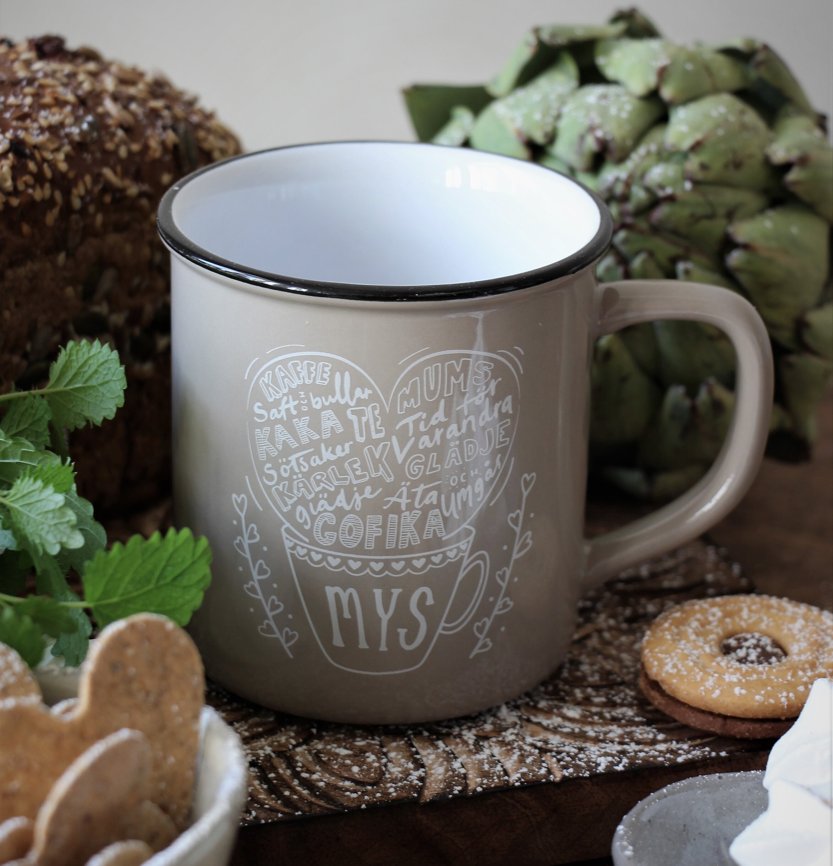 Bild av hemtrevlig fika med kärlek och mysfaktor