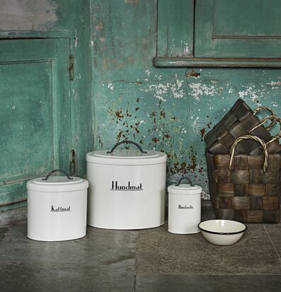 Foto av rustik miljö med plåtburkar och antik charm