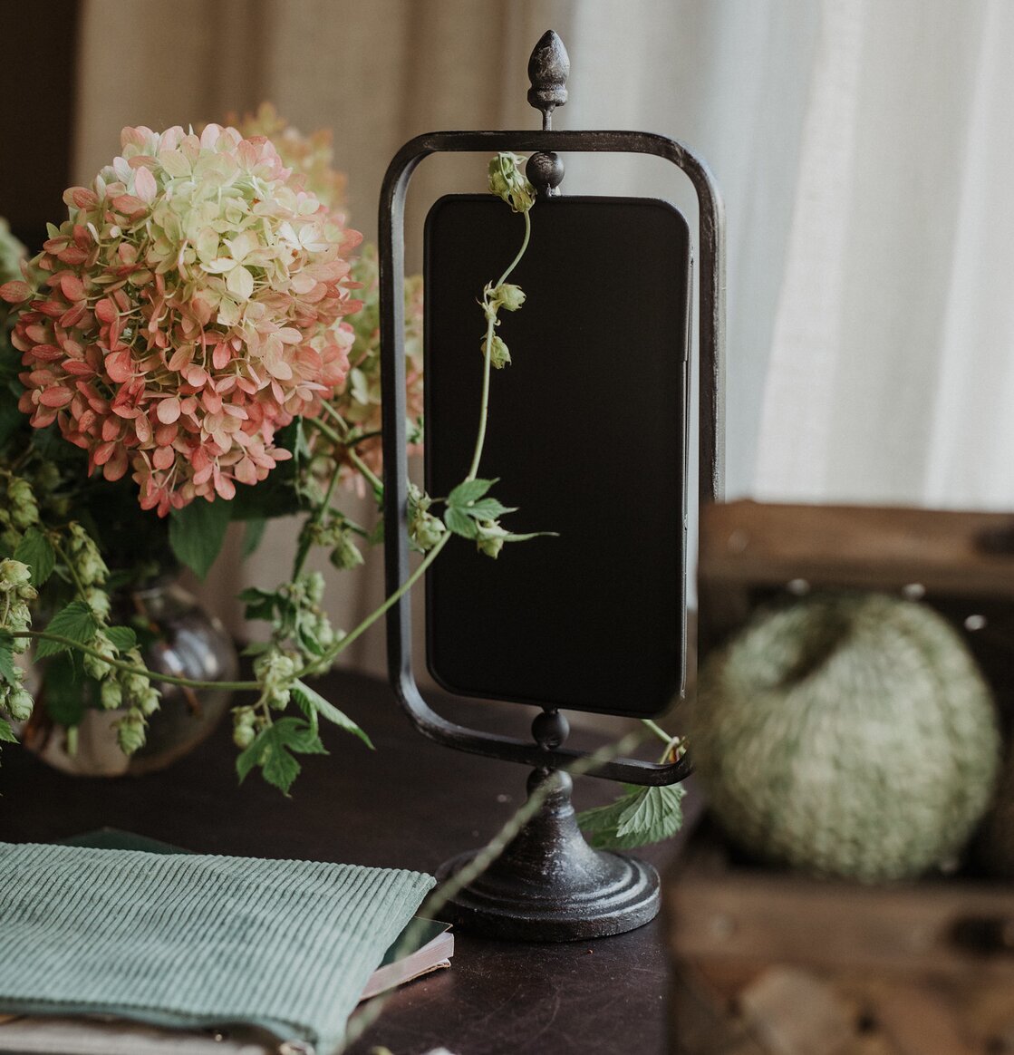 Bild av stilfull inredningsdetalj med griffeltavla