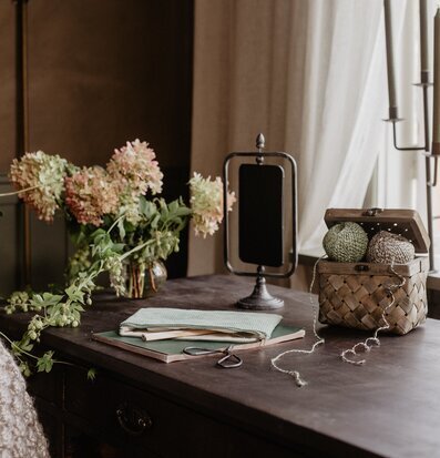 Bild av stilrent skrivbord med harmonisk atmosfär