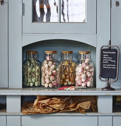 Bild av hemtrevlig inredning med griffeltavla