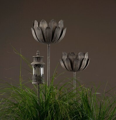 Bild av stiliserad metallblomma för trädgårdsdekor