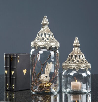 Bild av eleganta glaskupor och eklektisk inredning