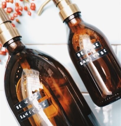 Bild av stilrena flaskor med handsprit och bär