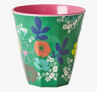 Bild av färgglad mugg med blommor och blad design