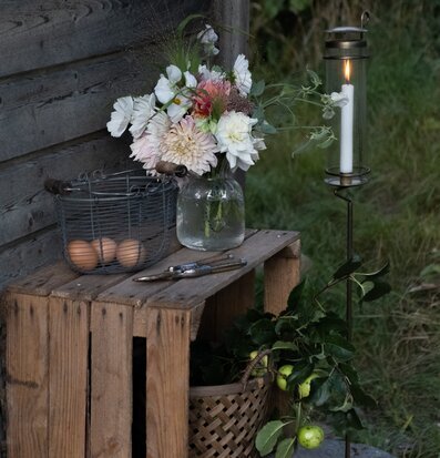 Bild av lantlig idyll med blommor och antik mässing