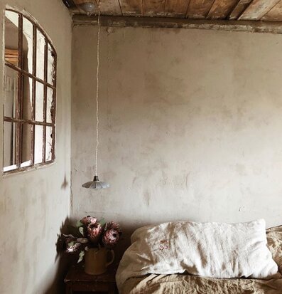 Bild av rustikt rum med naturlig och harmonisk atmosfär