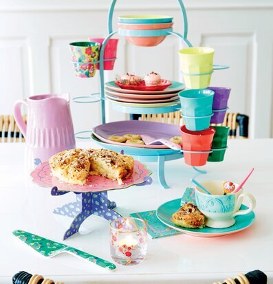 Bild av färgglad och inbjudande dukning med porslin