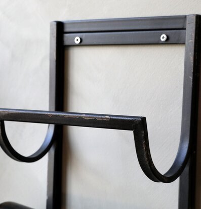 Bild av stilrent och funktionellt vinställ i metall