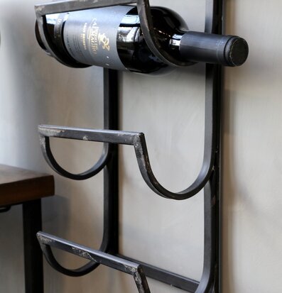 Foto av ett elegant väggmonterat vinställ i metall