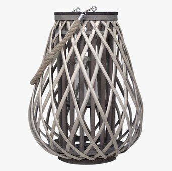 Foto av stor flätad lanterna med glas och repdetaljer