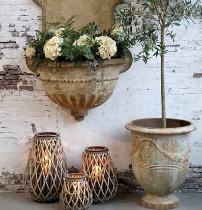 Bild av rustik interiör med fontän och lanternor