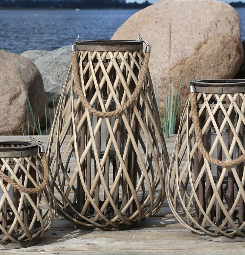 Lanterna Flätad Pil Stor från Chic Antique på träplattform