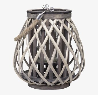 Bild av flätad lanterna i pil med glas och repdetaljer