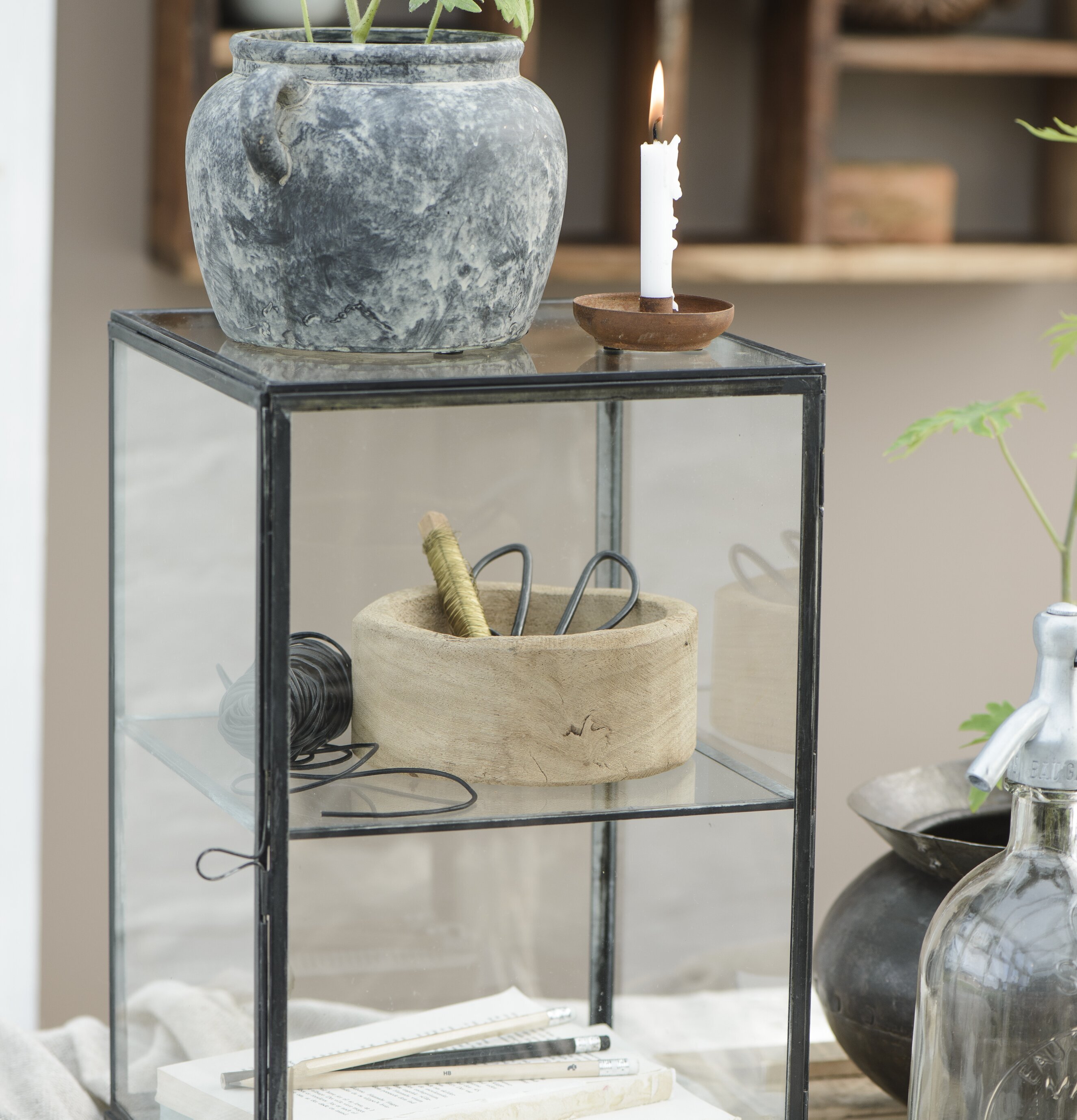 Träskål Unika från IB Laursen på glashylla i glasskåp