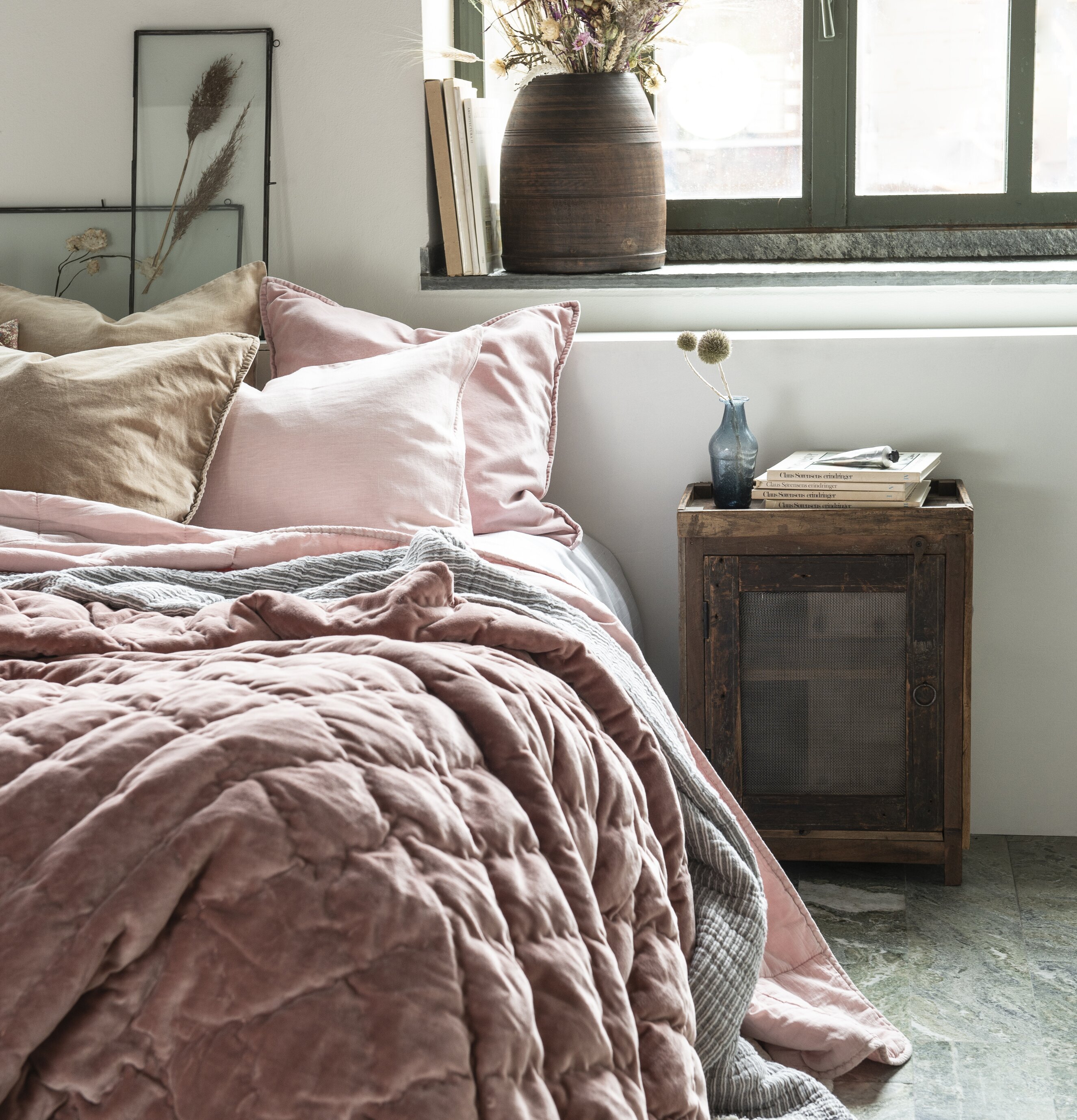 Bild av mysigt sovrum med rustikt sängbord och dekorer