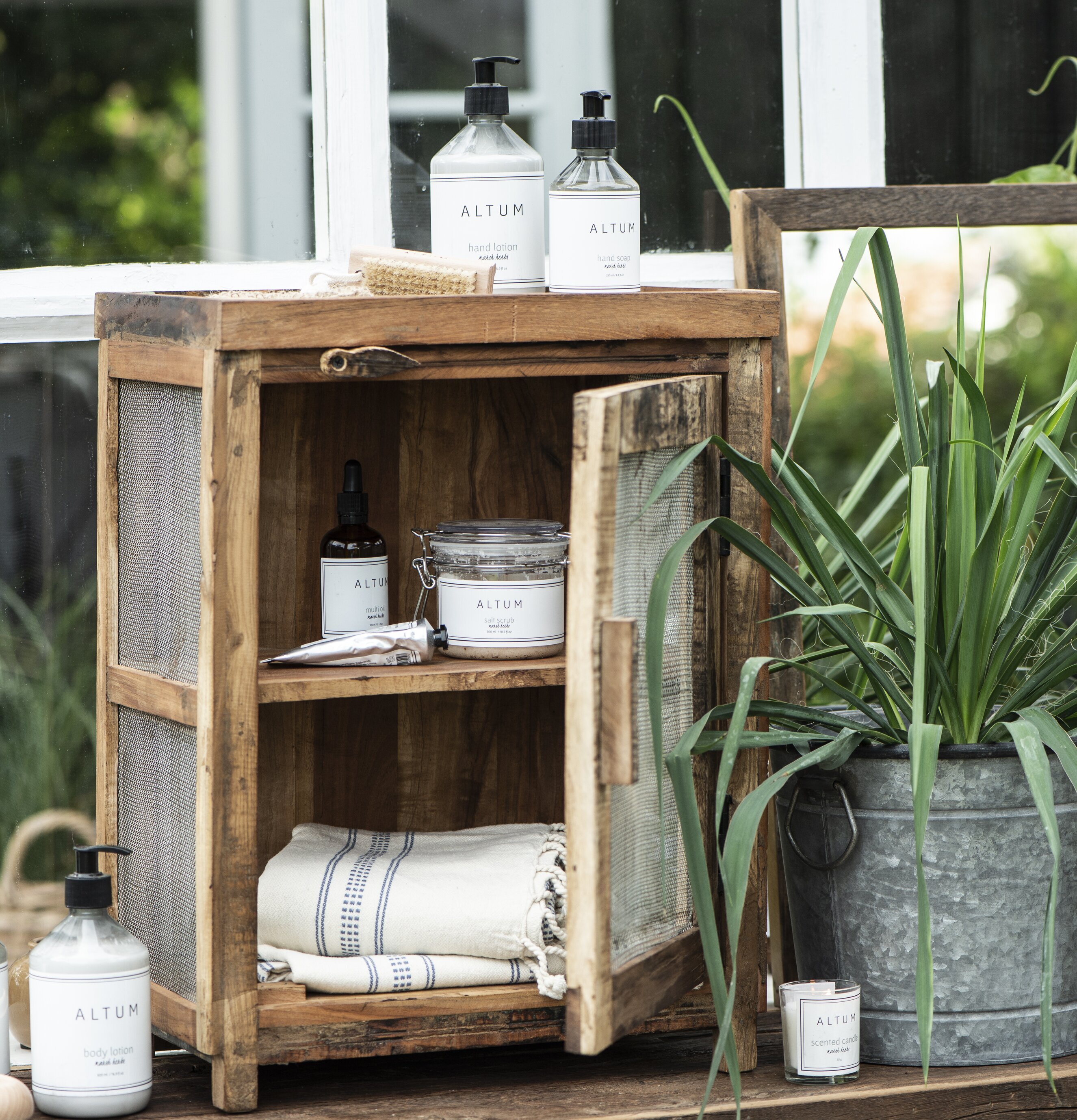 Sängbord Unika från IB Laursen i rustik utomhusmiljö