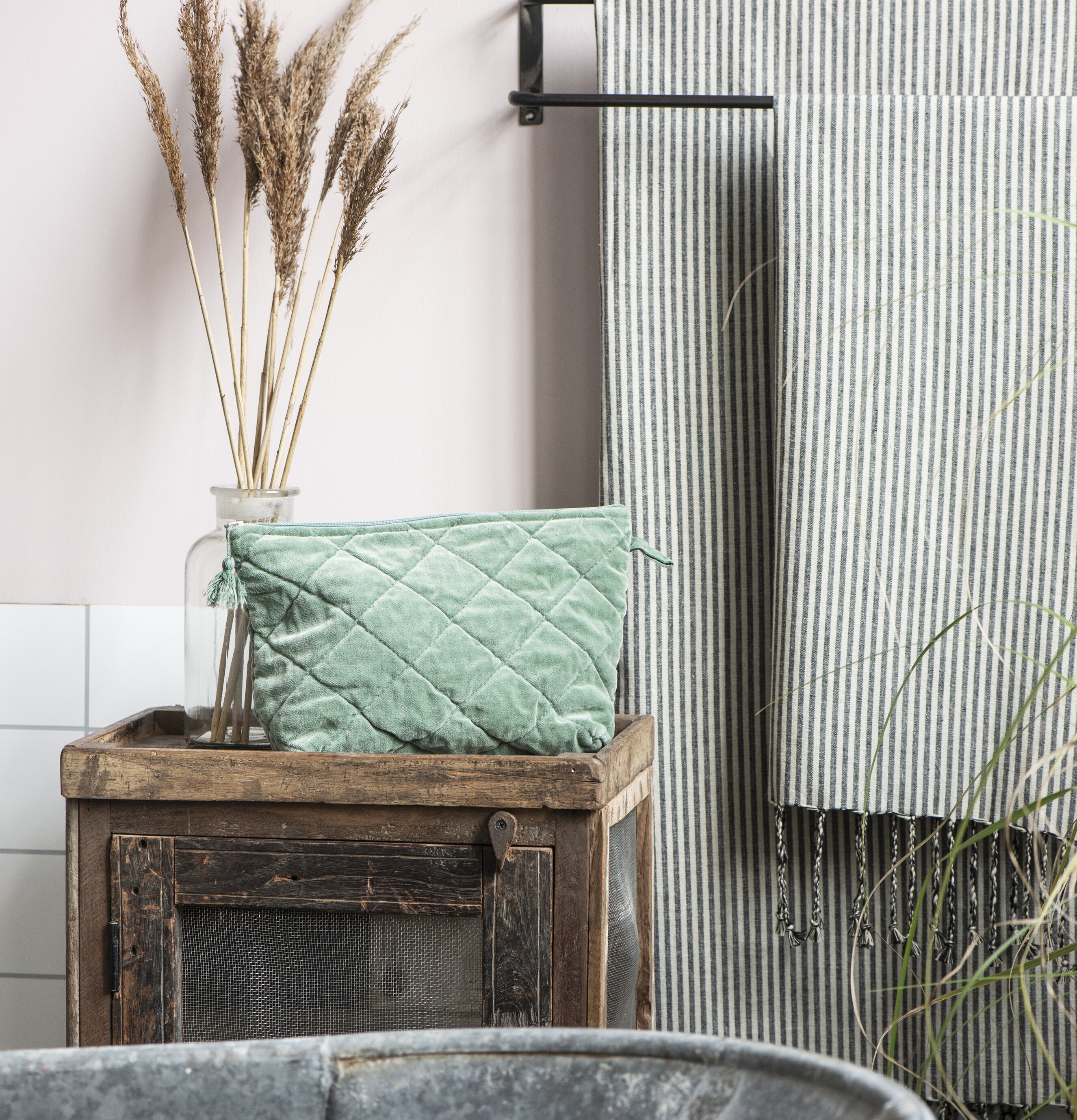 Sängbord Unika från IB Laursen i återvunnet trä med nätfront