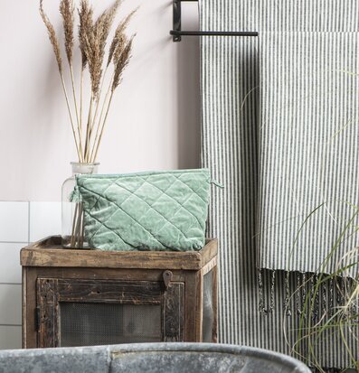 Bild av harmonisk inredning med rustikt sängbord