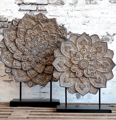 Bild av dekorativ blomdekor på stativ i rustik miljö