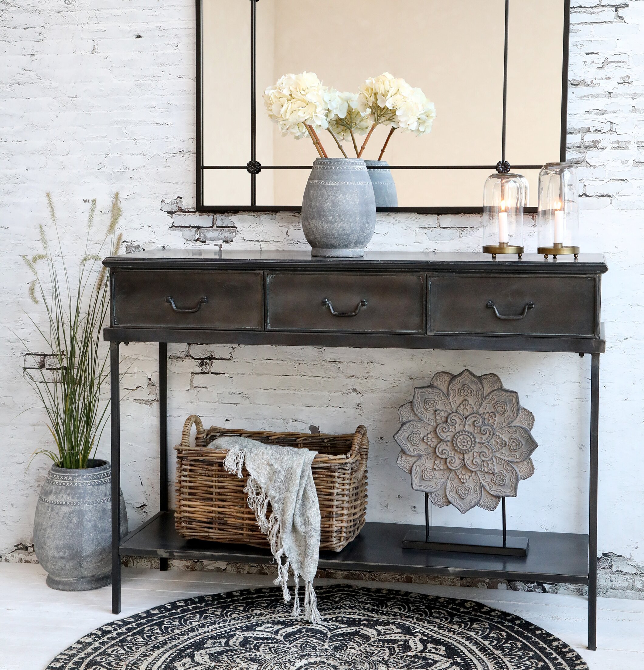 Bild av harmonisk interiör med rustik och elegant stil