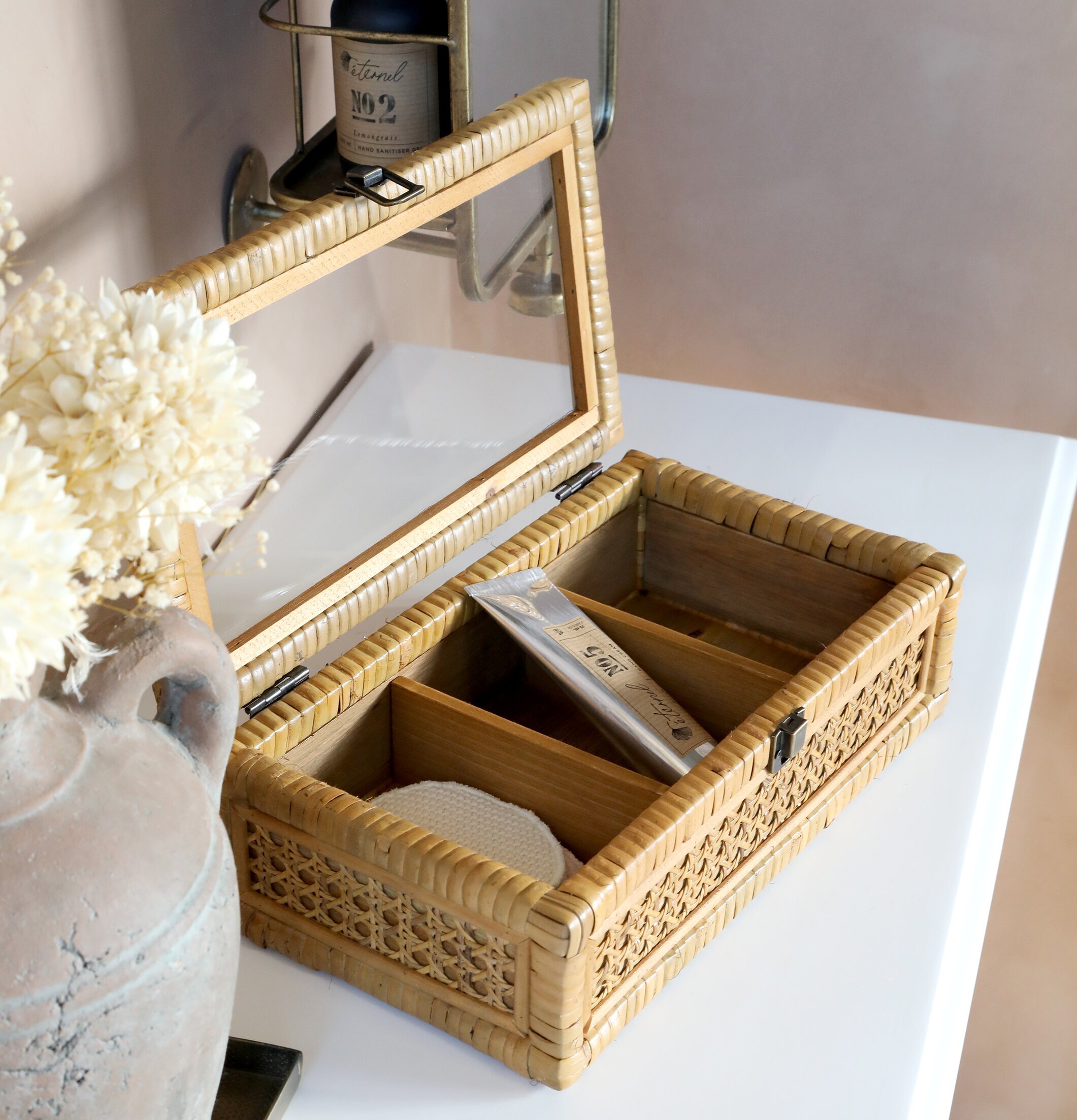 Bild av stilren förvaringslåda med flätad rotting