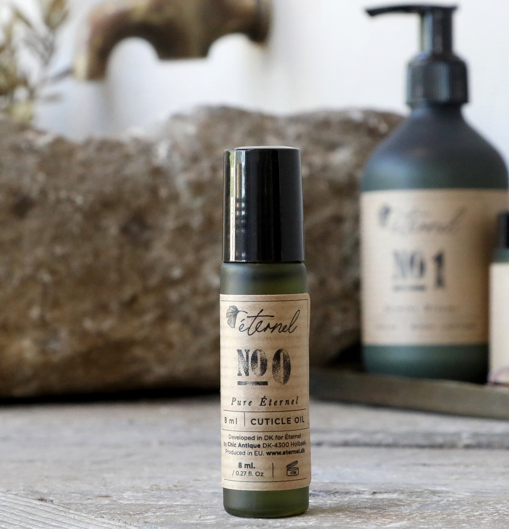 Éternel Nagelbandsolja No.0 i frostad glasflaska från Éternel