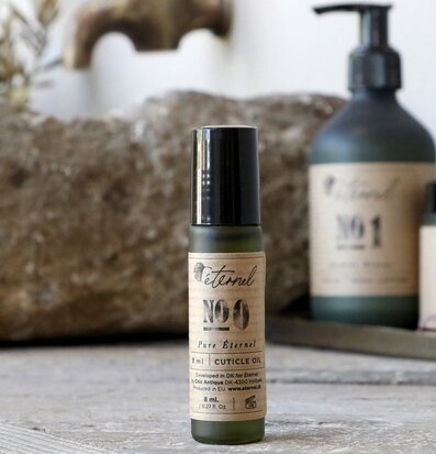 Bild av naturlig nagelvårdsolja med träbakgrund