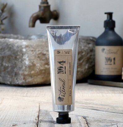 Bild av elegant handkräm i rustik och naturlig miljö