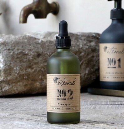 Bild av naturliga hudvårdsprodukter i elegant uppsättning