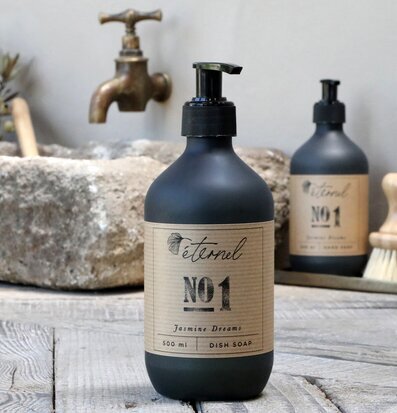 Bild av elegant iscensatt scen med köksprodukter