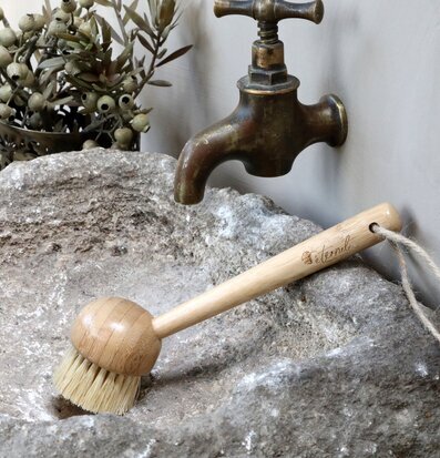 Bild av rustik estetik med diskborste och mässingskran