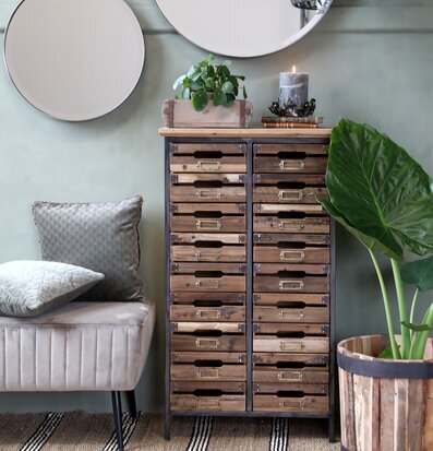 Bild av stilfullt inrett rum med trä och gröna toner