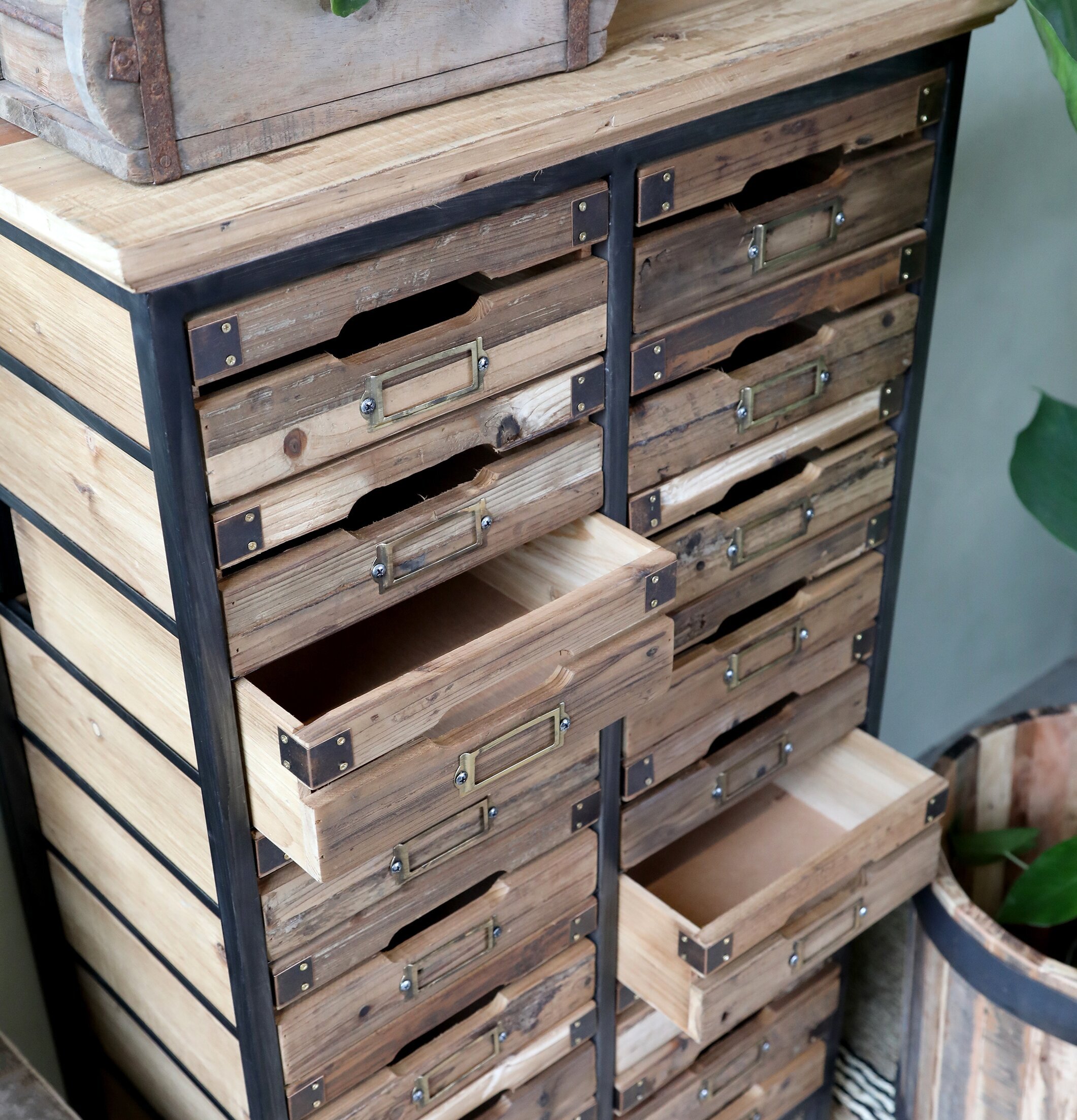 Byrå Med 18 Lådor från Chic Antique med rustik charm