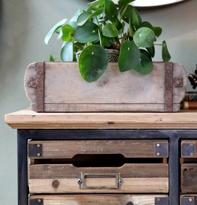 Bild av rustik byrå med 18 lådor och vintagekänsla