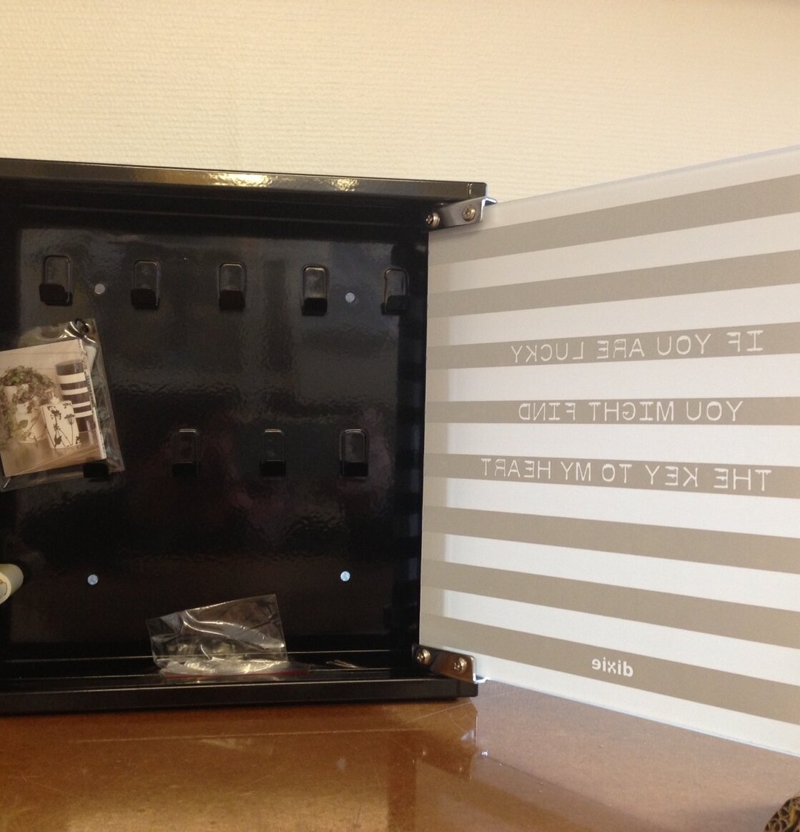 Nyckelskåp Lucky Stripe Svart från Dixie på träyta