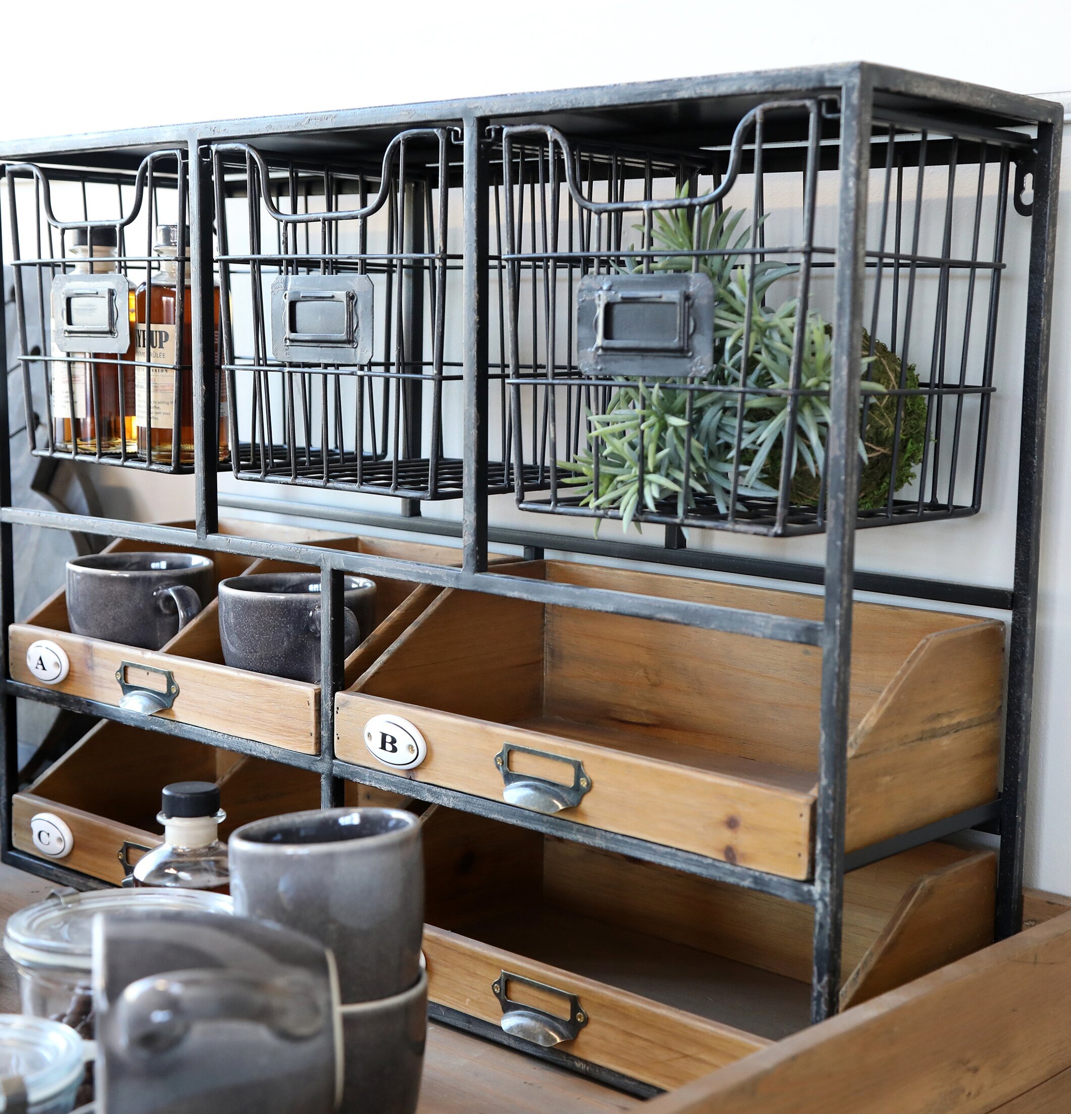 Vägghylla Med Lådor från Chic Antique i rustik köksmiljö