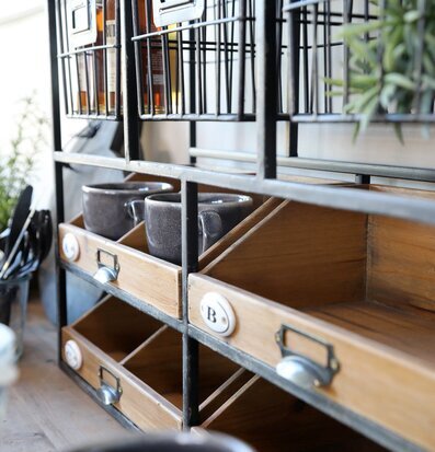 Foto av stilren och funktionell vägghylla med lådor