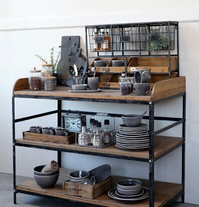 Bild av stilfull vägghylla med rustik och industriell känsla