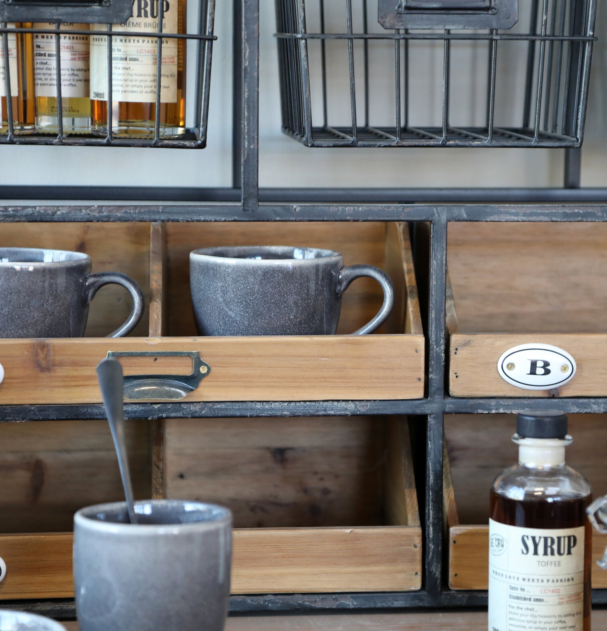 Vägghylla Med Lådor från Chic Antique i köksmiljö