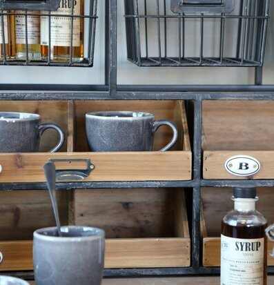 Bild av charmig vägghylla med rustik och vintage stil