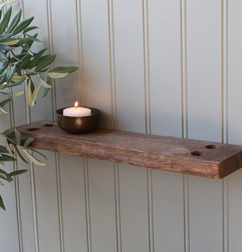 Trähylla Grimaud Unika från Chic Antique på gråblå vägg