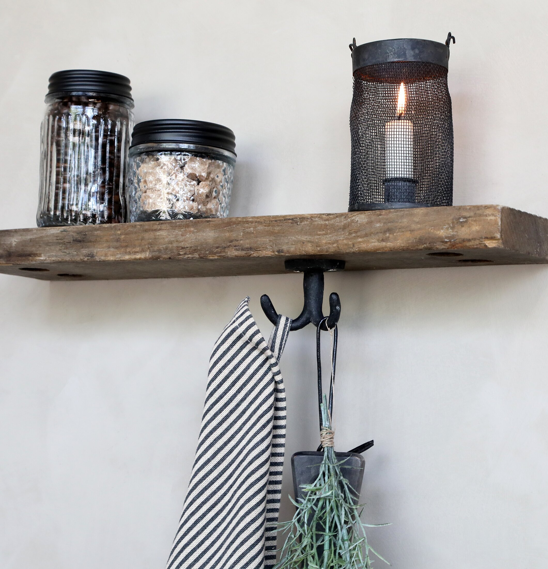 Trähylla Grimaud Unika från Chic Antique på ljus vägg