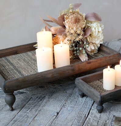 Bild av eleganta träbrickor med ljus och blommor