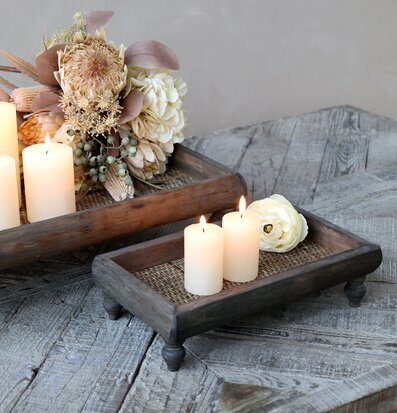 Bild av elegant träbricka med blommor och ljus