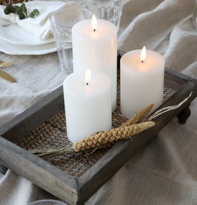 Bild av rustik träbricka med ljus och elegant dukning