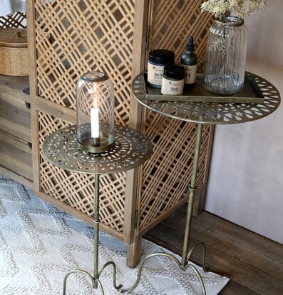 Bild av harmoniskt inrett rum med antika mässingsbord