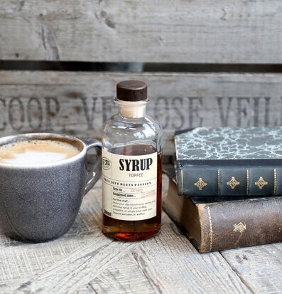 Bild av cappuccino, sirap och retroböcker i harmoni